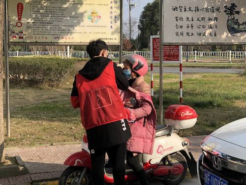 张嘉盛为出行者测量体温