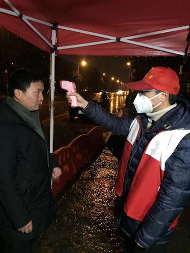 夜晚为出行者测量体温jpg