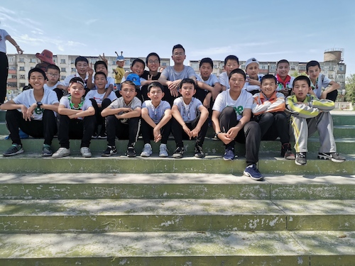 阿布都赛米与孩子们在一起