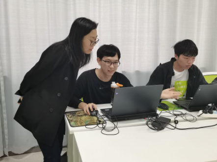 刘老师观看比赛