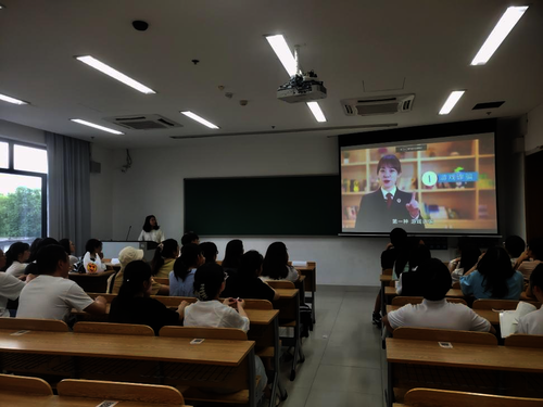 图为计算机181团支书何颖媛介绍诈骗类型