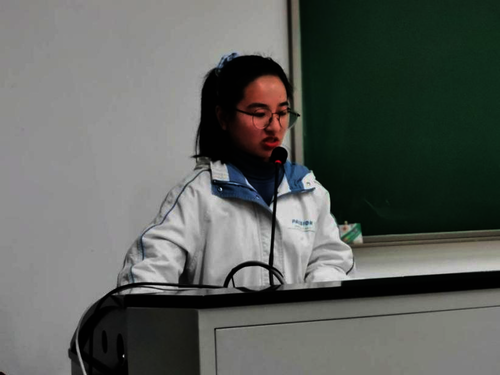 图为计算机195 团员代表周婉婧分享反诈防骗心得