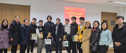 校党委委员、副校长陈永富与学院结对新生合影 校党委委员、副校长陈永富与学院结对新生合影