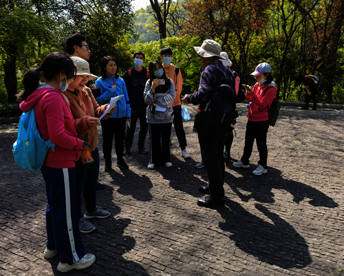 浙江大学沈忠悦教授在九曜山听天阁讲解相关自然地理知识