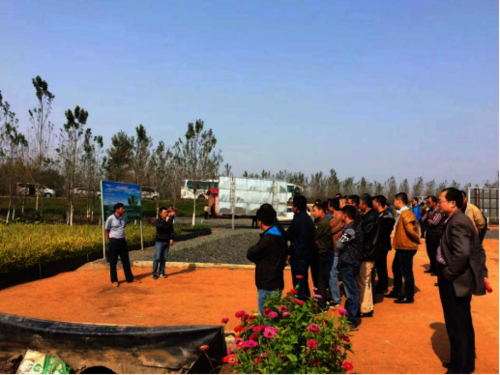 刘占宇为黑龙江852农场新型职业农民现场培训班学员授课