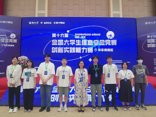 图4 参赛队员与指导老师合影