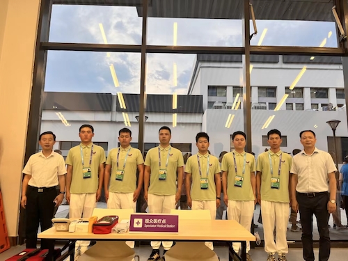 余杭区退役军人事务局领导与志愿者合影,左一为留正,右一为刘艳 余杭区退役军人事务局领导与志愿者合影,左一为留正,右一为刘艳