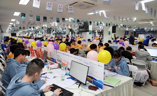 选手们正在紧张激烈的比赛中 选手们正在紧张激烈的比赛中