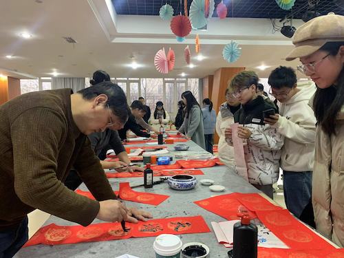 书法家文艺志愿者挥毫泼墨中