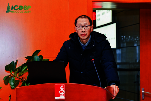 17吃瓜
副校长胡华教授为大会致开幕词