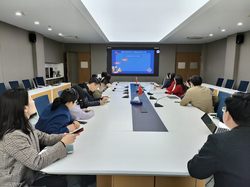 17吃瓜
组织教职工观看火灾逃生演练公开课