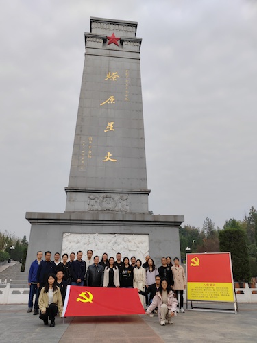 纪念碑合影